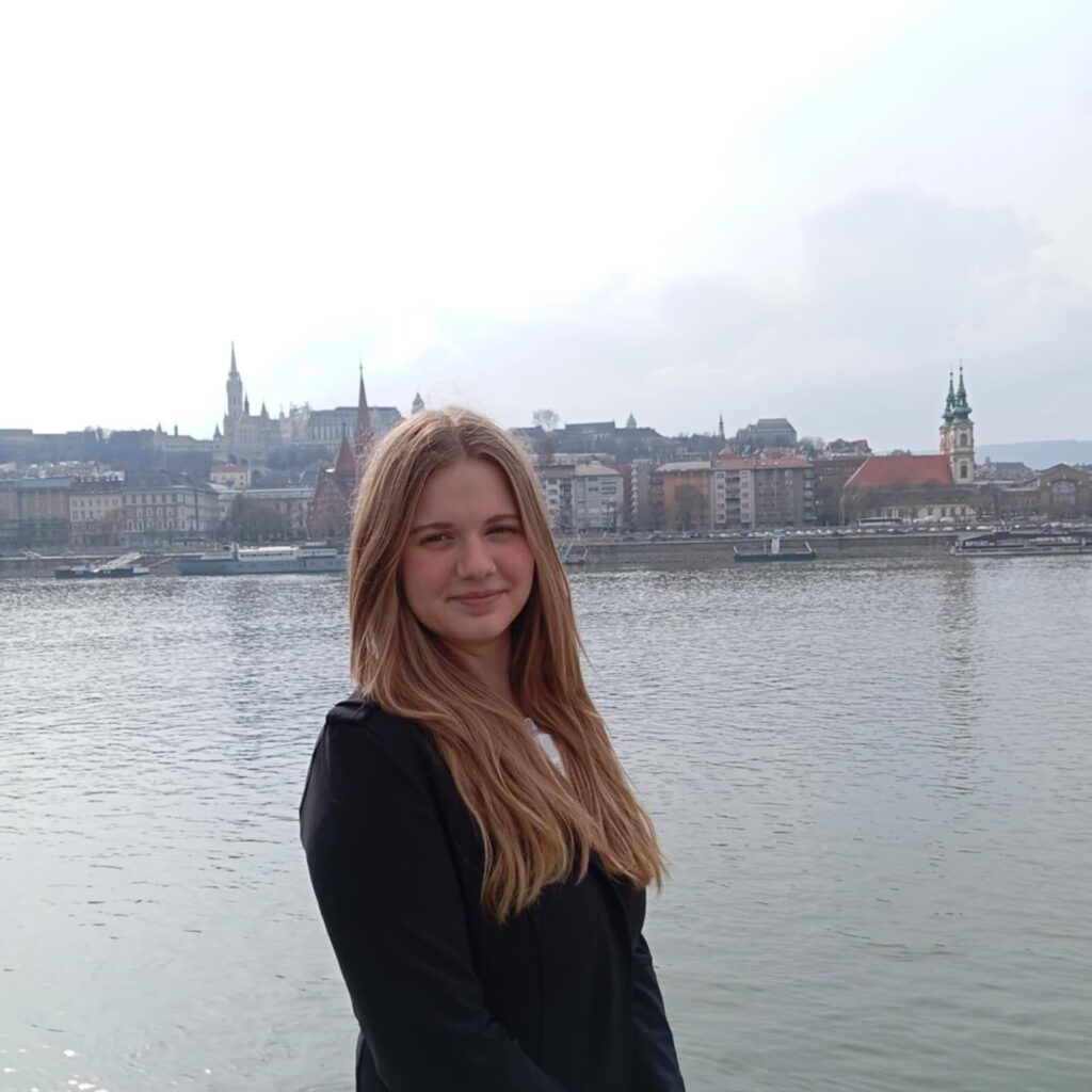 Dóra Százvai